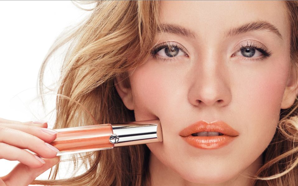 Armani Beauty, Sydney Sweeney volto del gloss Prisma Glass
