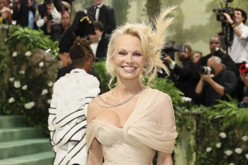 Pamela Anderson al Met Gala 2024 con i diamanti Pandora