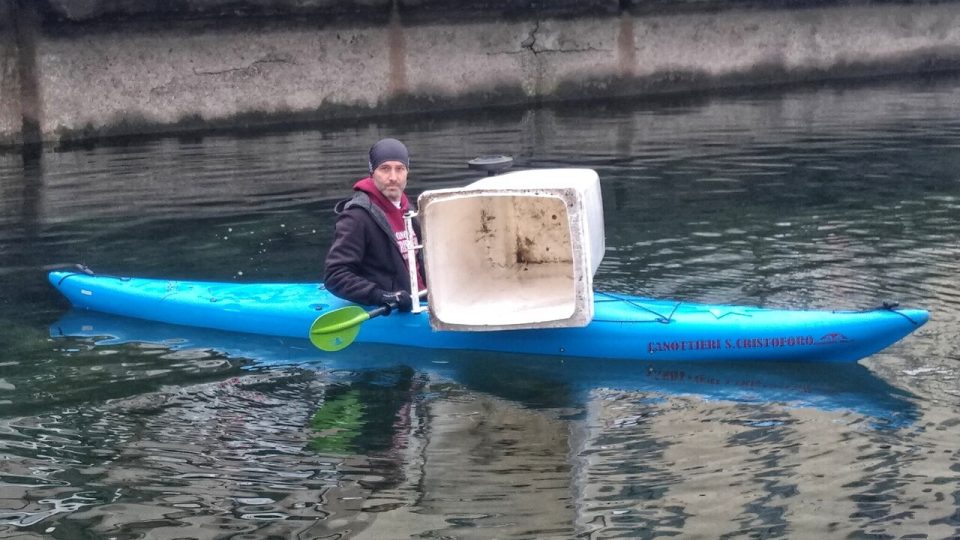 Yves Rocher pulisce il Naviglio Grande Milano