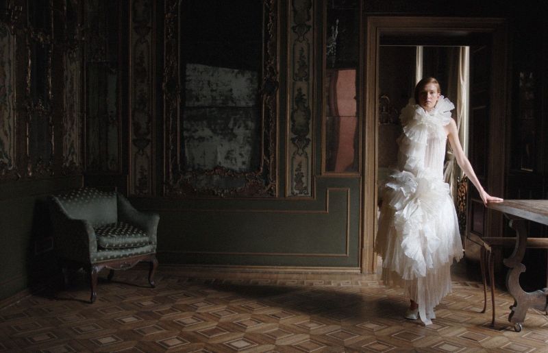 modella abito bianco stanza buia