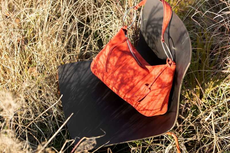 borsa Liliane di Twinset su sedia Catifa Carta di Arper