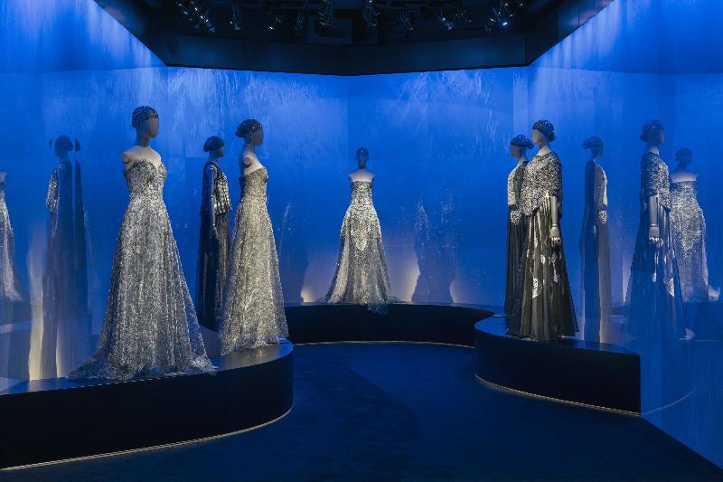 abiti haute couture Giorgio Armani Privé mostra a Milano