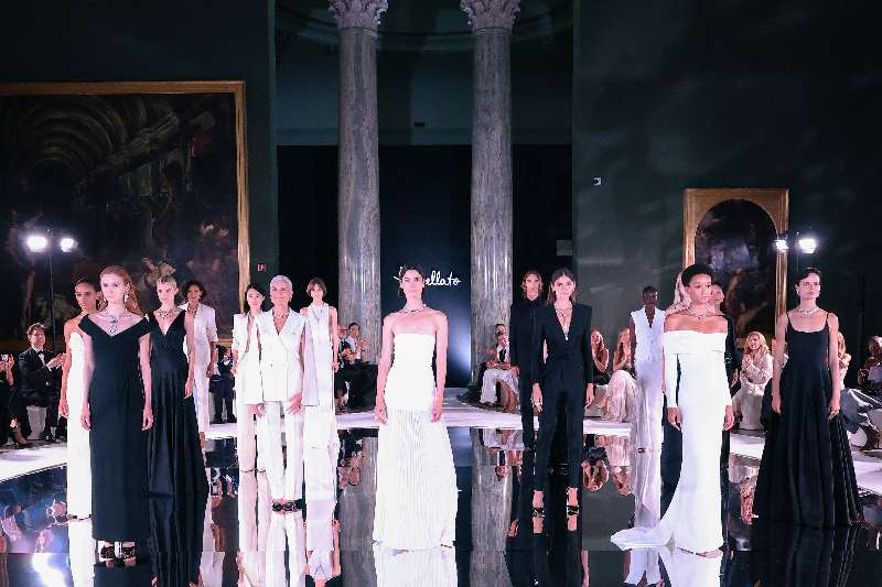 modelle in passerella con abiti da sera e gioielli Pomellato