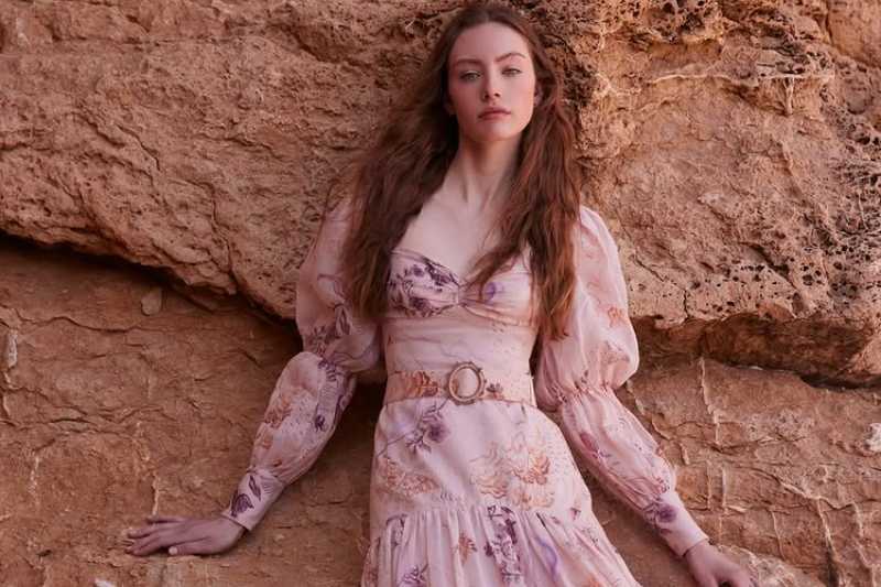 modella Emé abito rosa a fiori estate 2025