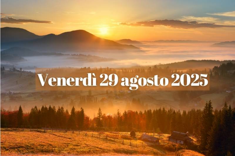 Alba sulle montagne con la scritta "venerdì 29 agosto 2025". Il sole sorge tra le cime, illuminando un paesaggio montano con nebbia nella valle e alberi