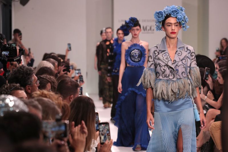 Modella con look azzurro e copricapo floreale alla sfilata Anton Giulio Grande SS26 Frida alla Milano Fashion Week