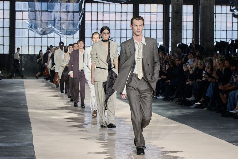 Modelli in passerella alla sfilata Boss Primavera Estate 2026 Paradox alla Milano Fashion Week
