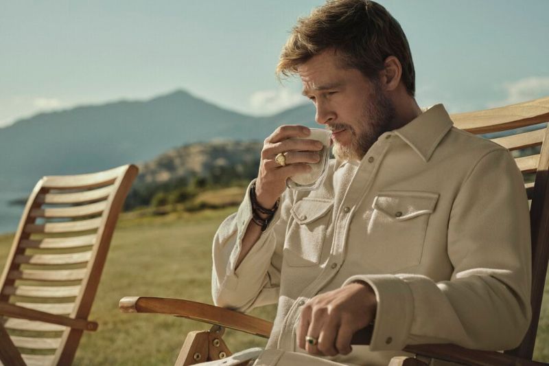 Brad Pitt nel nuovo spot De'Longhi 2025, seduto su una sedia, sorseggia un caffè