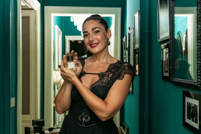 Elisabetta Delogu mostra il flacone di Lilith, la sua prima fragranza couture di profumeria artistica