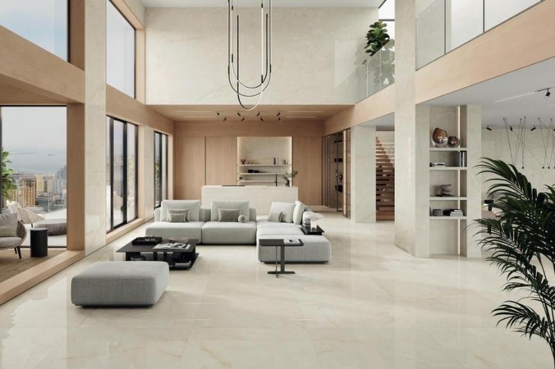 Ampio soggiorno moderno con pavimento in gres porcellanato effetto marmo e arredi minimal eleganti
