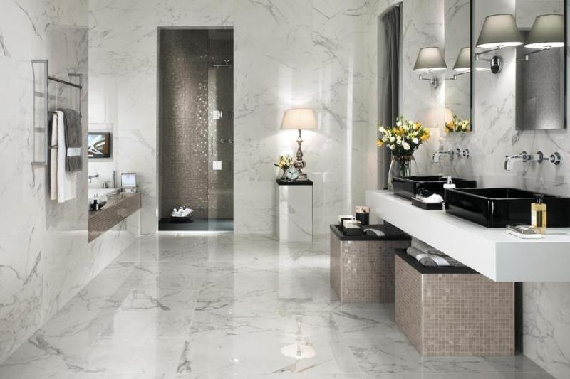 Bagno moderno con pavimento e rivestimenti in gres porcellanato effetto marmo, doppio lavabo e arredi eleganti