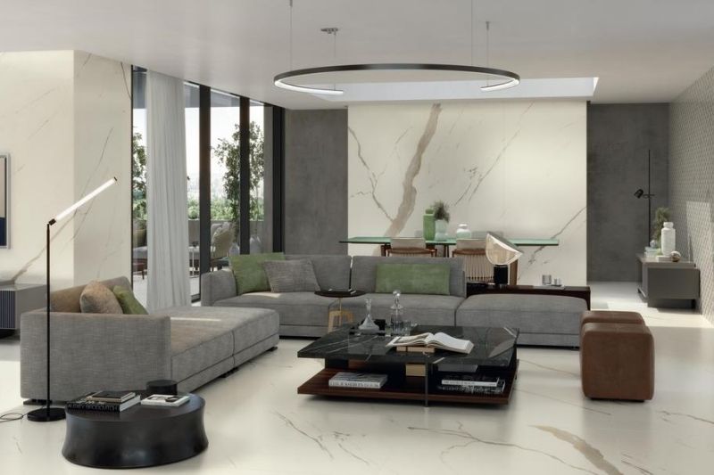 Living moderno con pavimento in gres porcellanato effetto marmo, arredamento minimal ed elementi di design elegante