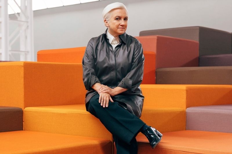 Silvia Venturini Fendi seduta su gradoni colorati, nominata Presidente Onorario dopo aver lasciato la Direzione Artistica della Maison