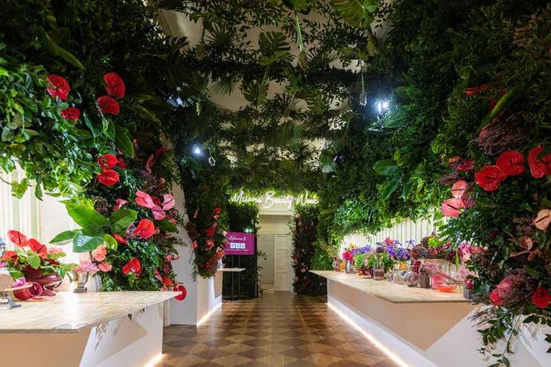 L'allestimento di Sunday Natural per la Milano Beauty Week 2025, con decorazioni floreali e un'atmosfera ispirata alla natura