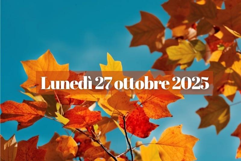 Foglie autunnali dai colori caldi su sfondo azzurro per rappresentare lunedì 27 ottobre 2025