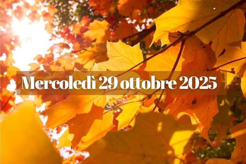 Foglie autunnali illuminate dal sole con la scritta mercoledì 29 ottobre 2025