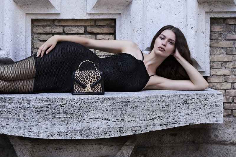 Modella con borsa animalier della linea Mirabeau di L’Atelier du Sac durante la campagna Autunno Inverno 2025