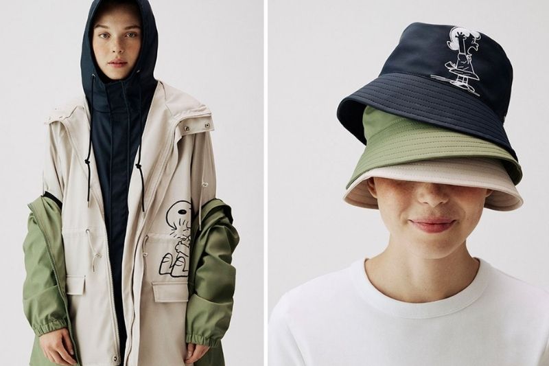 Modella con raincoat beige e verde e bucket hat della capsule Coccinelle x Peanuts, collezione Autunno Inverno 2025