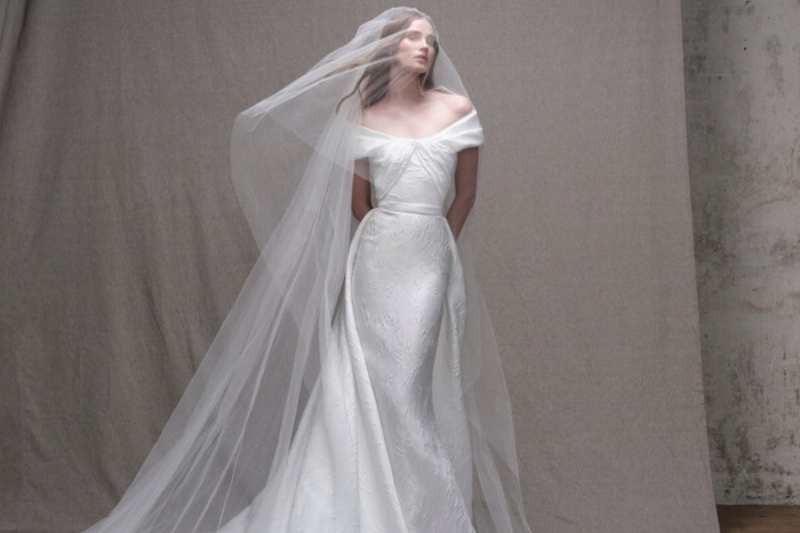 Abito da sposa Elie Saab Bridal Fall 2026 con scollo a spalle scoperte e lungo velo