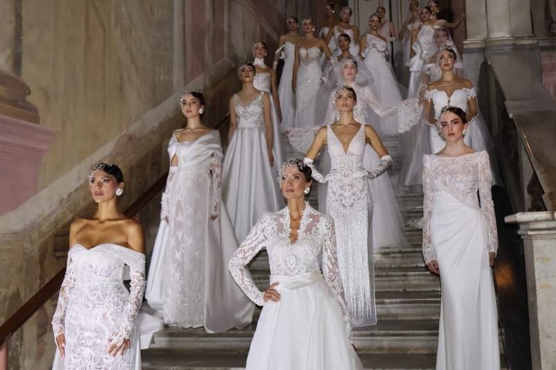 Modelle indossano gli abiti bianchi della collezione sposa 2026 di Gianni Molaro durante la sfilata “Stupor Mundi” alla Reggia di Portici