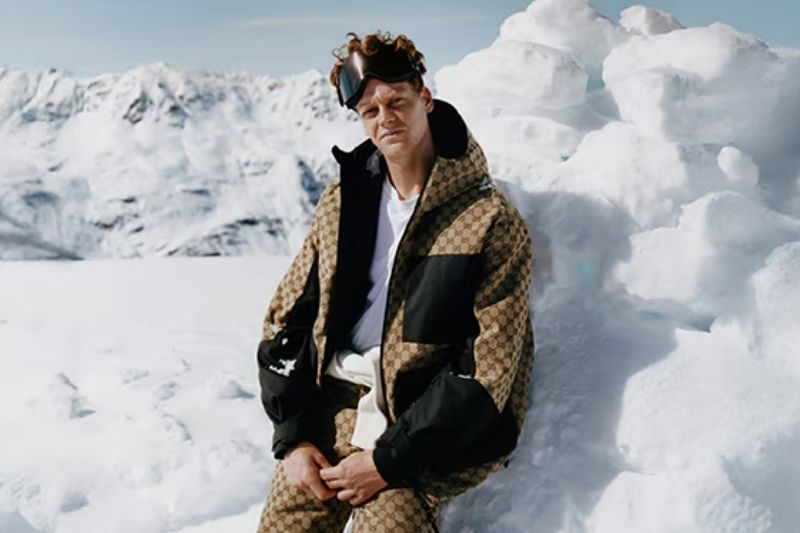 Jannik Sinner indossa la tuta da sci Gucci Altitude sulle Alpi