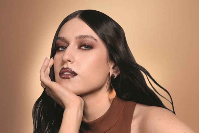 Gaia Gozzi protagonista della campagna Lancôme Juicy Tubes Café Crush con make-up ispirato all’espresso italiano