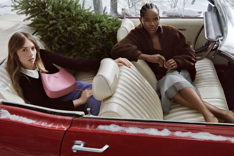 Maya Hawke e Letitia Wright nella campagna Prada Holiday 2025 fotografata da Glen Luchford, tra eleganza invernale e atmosfera natalizia