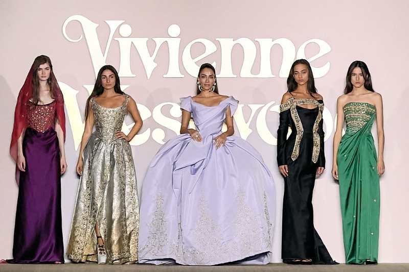 Sfilata Vivienne Westwood alla Riyadh Fashion Week 2025 con abiti couture ispirati all’artigianato saudita