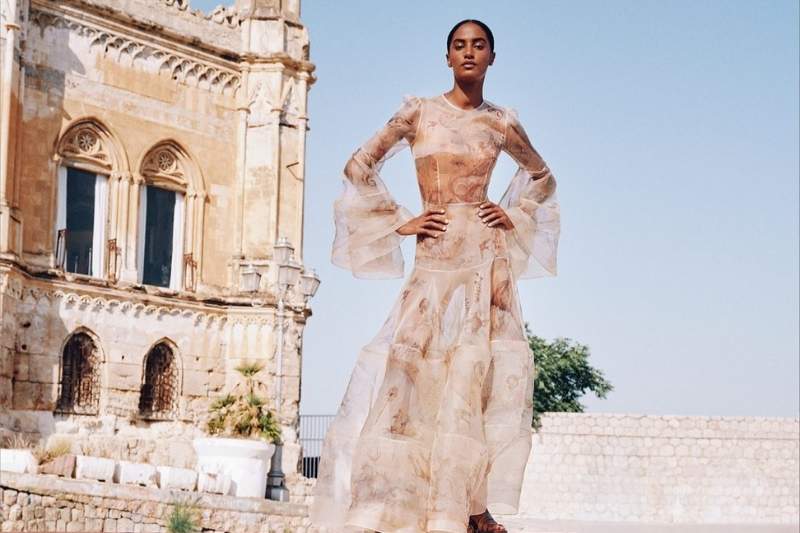 Modella con abito in organza firmato Zimmermann posa davanti a un edificio storico di Palermo per la campagna Cruise 2026