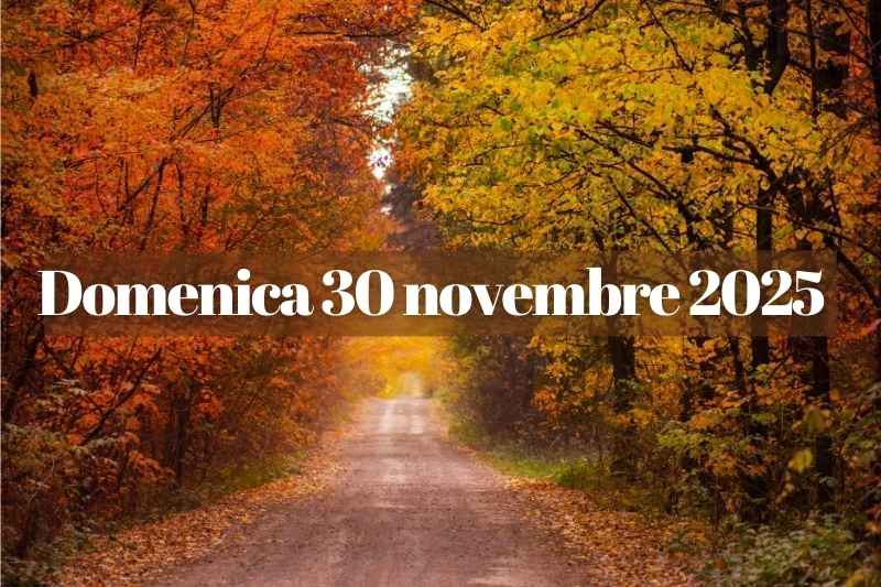 Strada di campagna immersa nei colori autunnali con la scritta Domenica 30 novembre 2025