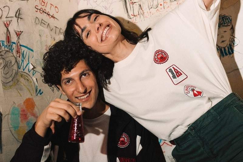 Due modelli indossano T-shirt e felpa della Senza Etichette Capsule Collection di Campari Soda e Kappa