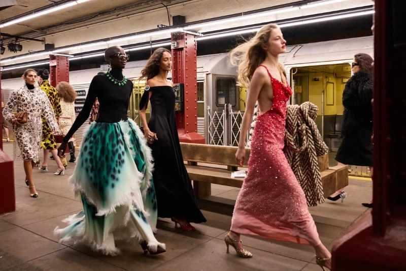Modelle durante la sfilata Chanel Métiers d’Art 2026 nella metropolitana di New York