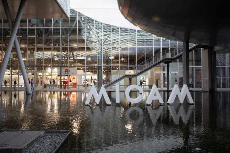 Ingresso di MICAM&MIPEL a Fiera Milano Rho con il nuovo assetto architettonico e gli spazi espositivi rinnovati