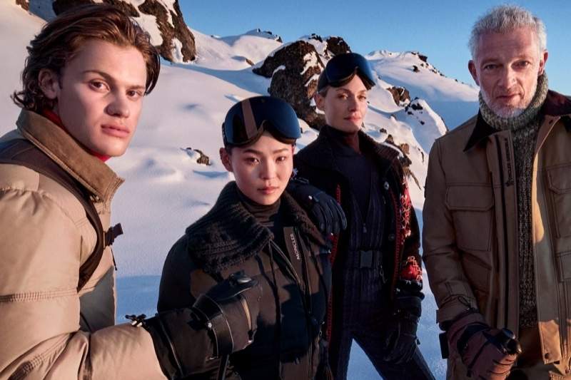 Amber Valletta, Vincent Cassel e il cast della campagna Moncler Grenoble Winter 2025 sulle Alpi