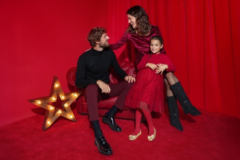 Famiglia indossa calzature Pittarosso della collezione Natale 2025 in un set rosso festivo