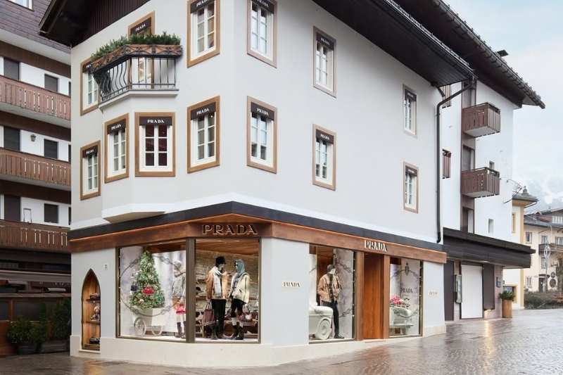 Boutique Prada a Cortina d’Ampezzo con vetrine affacciate sul centro e architettura alpina