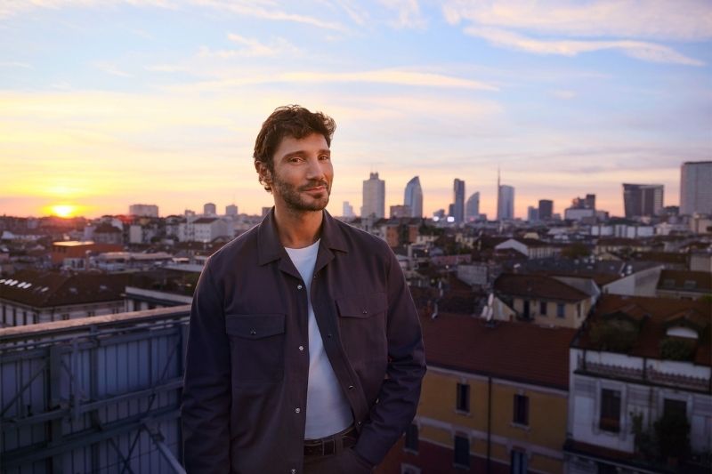 Stefano De Martino protagonista della campagna Pulsee Luce e Gas al tramonto in città