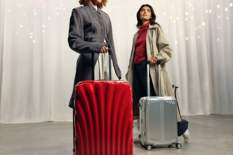 Valigie Samsonite Natale 2025 in rosso e argento per viaggi di lavoro e vacanze