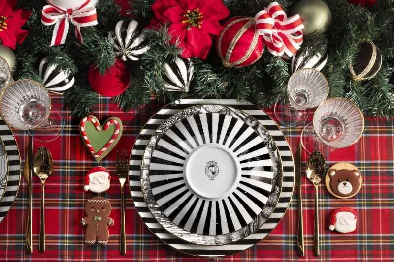 Tavola di Natale con piatti decorati Simone Guidarelli per Weissestal, porcellana a righe e decorazioni festive