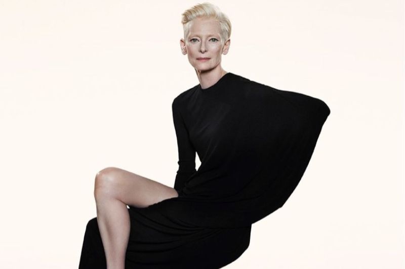 Tilda Swinton posa in abito nero per la campagna Tom Ford Black Orchid Reserve