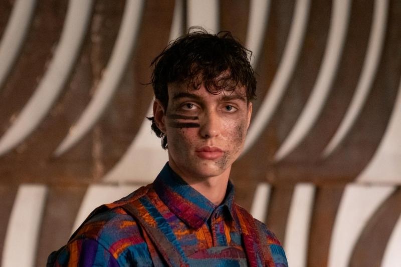 Make-up uomo BB Skill per Sagaboi FW26 con segni grafici neri sul viso durante Milano Moda Uomo