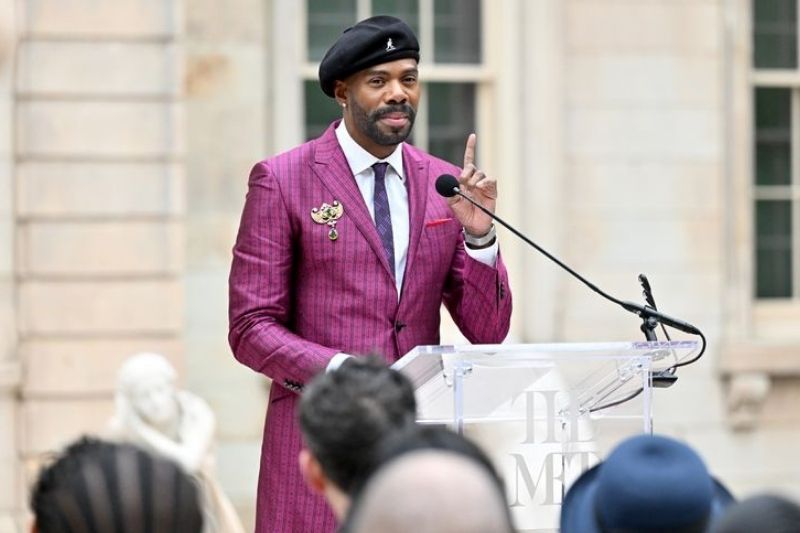 Colman Domingo interviene a un evento pubblico indossando gioielli Boucheron come Friend of the Maison