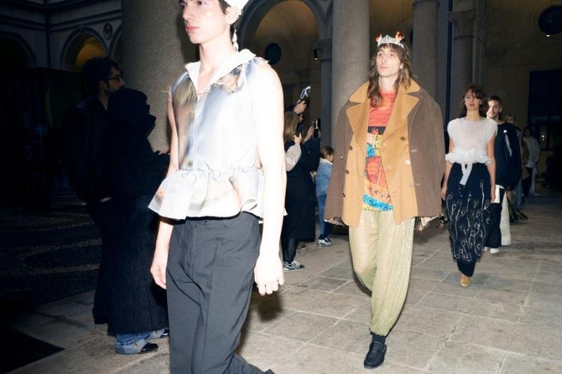 Look della collezione Lessico Familiare FW26 New Age in passerella a Milano