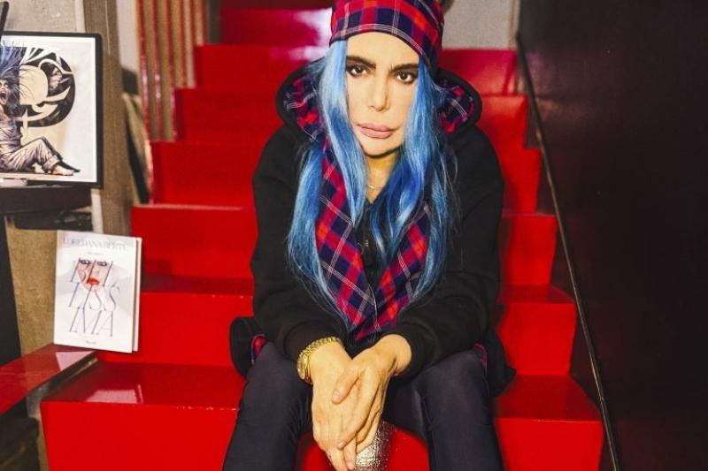 Loredana Bertè ritratta con look iconico ispirato alla capsule Dixie che celebra i suoi 50 anni di carriera