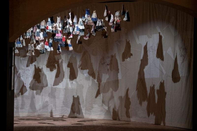 Installazione artistica con tessuti e frammenti sospesi nella mostra Maria Lai Antonio Marras Paso Doble alla m77 gallery di Milano