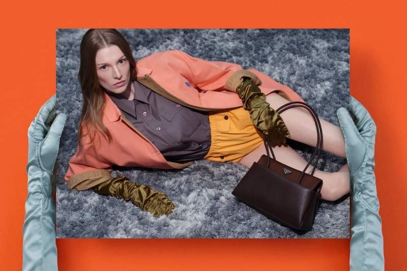 Campagna Prada Spring Summer 2026 con look femminile e borsa iconica