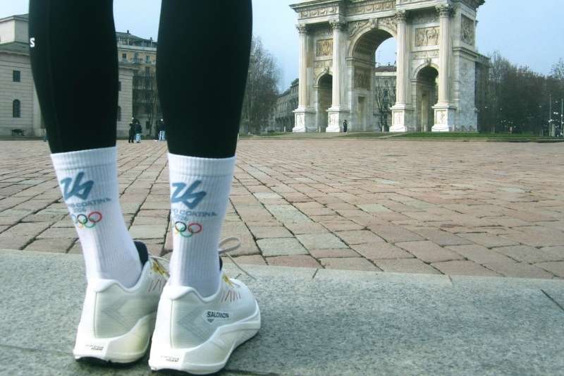 Runner con scarpe Salomon davanti all’Arco della Pace durante Salomon New Shapers Milano 2026