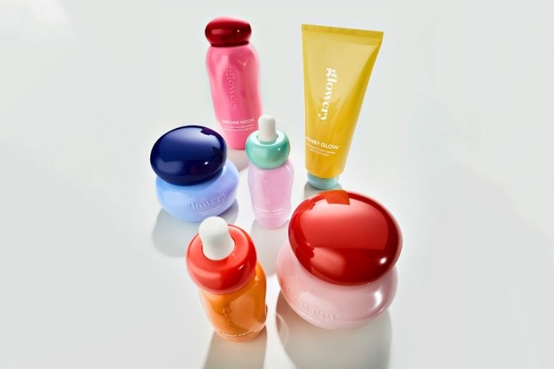 Prodotti skincare Glowery con packaging colorato e design contemporaneo