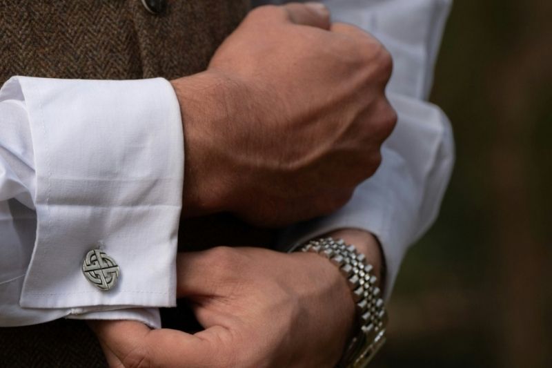 Dettaglio di gioiello maschile con gemelli da camicia in mostra a The Gentleman a Palazzo Morando