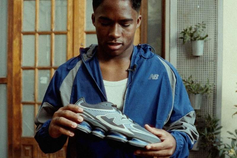 Endrick testimonial New Balance presenta la sneaker ABZORB 2000 nella campagna Foot Locker